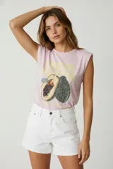 Musculosa blanca de algodón con estampado de una pimienta y la palabra "Pimienta" en letras rosas, amarillas y verdes. Tiene cuello redondo y sisas amplias.