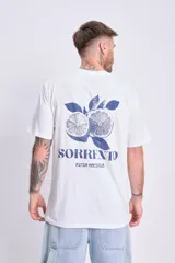 Remera blanca de corte oversize con estampa azul en la espalda que incluye dos limones y el texto "Sorrento Fresh Vibes Club".