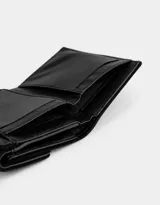 Billetera cuadrada de cuerina color negro con cierre de broche metálico. Cuenta con compartimentos para tarjetas y billetes.