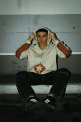 Hoodie con cierre color crema y mangas marrones, corte boxy, estampado con serigrafía.