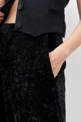 Pantalón de terciopelo negro de corte recto.