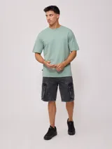 Remera negra de corte holgado confeccionada en algodón.