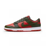 Championes Nike Dunk Low Retro, color rojo y verde oliva, con suela blanca y cordones verde oliva.