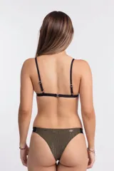 Bombacha de bikini vedetina, color verde pistacho con textura de líneas curvas en relieve. Los laterales son de color negro liso.