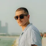 Lentes de sol de madera con forma cuadrada y lentes marrones degradé.