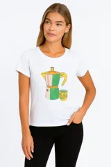 Remera blanca de algodón con estampa de cafetera italiana y taza de café en tonos verde, amarillo y rosa.