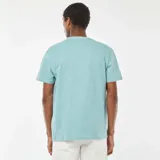 Camiseta celeste de manga corta con cuello henley y tres botones.