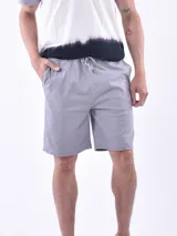 Bermuda gris de corte recto con cintura elastizada y cordón ajustable.