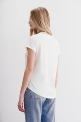 Remera blanca de algodón con mangas cortas y calce holgado.