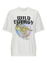 Camiseta blanca de algodón con estampado de un guepardo y texto "Wild Energy" y "Fire Ignited".
