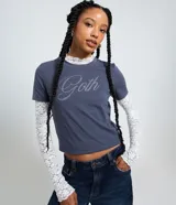 Remera femenina de algodón color gris oscuro, con cuello redondo, manga corta y estampado "Goth" con aplicaciones de brillo en el frente.