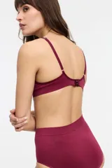 Soutien triangular color beige, sin aro ni relleno, de microfibra seamless con breteles regulables.