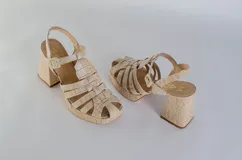 Sandalias de cuero color beige con tiras tipo gladiadora, plataforma y taco cuadrado.