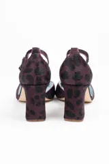 Zapatos de tacón de piel de potro con estampado animal print en granate, negro y rojo. Diseño artesanal con aberturas y pulsera con hebilla lateral.