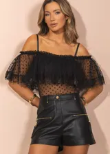 Blusa negra de tul con lunares, hombros descubiertos, mangas cortas con volados y breteles finos.