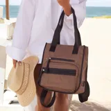 Cartera mochila de color azul marino confeccionada en nylon, con un diseño versátil que permite su uso como bolso de mano o mochila. Presenta dos bolsillos frontales con cierre de cremallera negra y tiradores largos, correas de cinta negra resistente y un compartimento principal de gran capacidad.