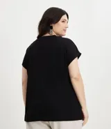Blusa tipo muscle tee color turquesa, hecha en ribana de viscosa y poliéster, con escote redondo y sin sisas.