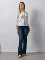 Cardigan blanco de tejido fino con abertura central y botones.