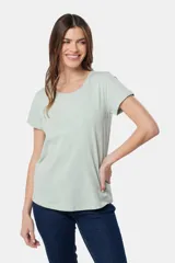 Remera azul de algodón y poliéster, de corte recto, cuello redondo y manga corta.