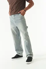 Pantalón jean celeste de corte amplio, estilo carpenter, con bolsillos laterales y logo bordado.