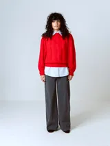 Sweater de punto color rojo con mangas abullonadas y cuello redondo.
