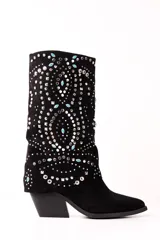 Bota texana corta de gamuza sintética color negro, con taco cuadrado y punta fina. Decorada con apliques de strass plateados y turquesas.