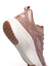 Championes deportivos Umbro modelo Sprint para mujer, color negro con detalles en blanco. Presentan una capellada de malla transpirable con refuerzos sintéticos, logo Umbro en el lateral y una suela gruesa de goma blanca con base negra.