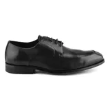 Zapato de vestir acordonado de cuero negro, con puntera lisa y suela de goma.