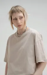 Remera color beige de manga corta y cuello redondo, de calce boxy fit, confeccionada en algodón.