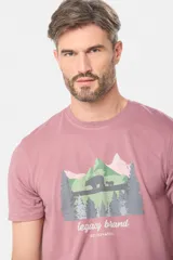 Remera gris de manga corta con cuello redondo y estampado de paisaje de montaña con osos y pinos. Incluye el texto "legacy brand get elevated".