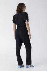 Mono largo color celeste, de lino, con escote en V, mangas cortas abullonadas y lazo en la cintura.