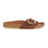 Sandalia Birkenstock modelo Madrid Big Buckle, color marrón, con hebilla grande dorada y plantilla anatómica de corcho.