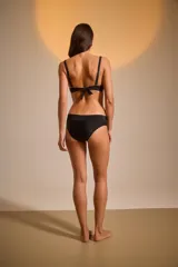 Top de bikini con estampado multicolor.