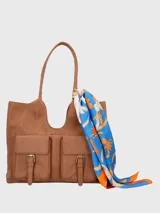 Cartera de hombro color marrón de ecocuero con compartimento principal con cierre cremallera, dos bolsillos frontales con solapa y broche imantado, bolsillo interior con cierre y bolsillo trasero con cierre. Incluye un pañuelo como adorno.