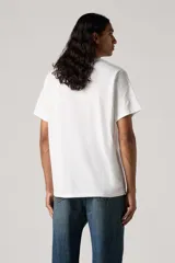 Remera blanca de corte relajado con logo Levi's script en amarillo y azul.