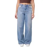 Pantalón de jean celeste, de corte ancho y tiro alto.