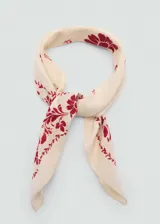 Pañuelo cuadrado color crema con estampado de flores rojas.