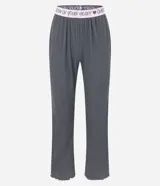 Conjunto de pijama largo gris de punto, compuesto por una blusa de mangas largas con cuello redondo y un bordado de corazón en el centro, y un pantalón con cintura elástica y lettering "Queen of your heart".
