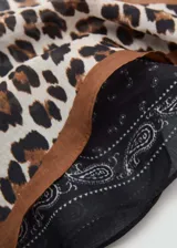 Pañuelo triangular de algodón con estampado paisley en negro y estampado animal print de leopardo en marrón.