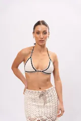 Minifalda color crema tejida a crochet con cintura con cordón ajustable.