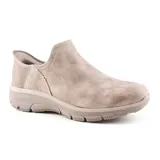 Botín casual color beige, marca Skechers, modelo Slip-ins Relaxed Fit: Easy Going - Modern Hour. Fabricado con cuero vegano tratado con 3M Scotchgard y forro de piel sintética. Cuenta con plantilla acolchada Skechers Air-Cooled Memory Foam y tecnología Heel Pillow.