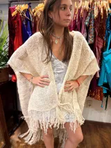 Vestido corto de lentejuelas color verde oliva, con escote en V, breteles finos cruzados en la espalda, cut-outs laterales y volado en el ruedo.