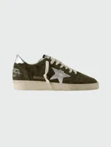 Championes Golden Goose modelo Ball Star, color verde militar de gamuza con estrella plateada y detalles en cuero blanco.