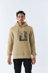 Buzo canguro blanco de felpa con capucha ajustable, bolsillos y estampado con diseño de bosque y texto.