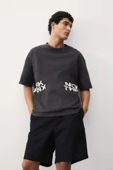 Short negro de lona de algodón, con cintura elástica ajustable con cordón, bolsillos laterales y bolsillo trasero.