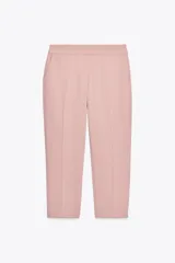Pantalón de vestir rosado, de corte recto y tiro alto, con bolsillos laterales y cierre frontal con cremallera, botón interior y gancho.