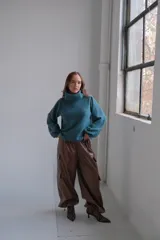 Pantalón marrón de tejido plano tipo cashmiere, corte holgado y tiro alto.
