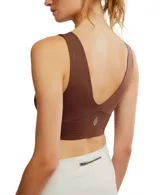Top deportivo negro con escote en V, diseñado para ofrecer soporte y comodidad.