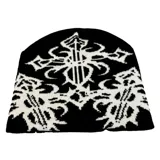 Gorro de lana negro con diseño de cruz blanca.