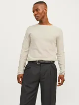 Sweater de punto color beige con cuello redondo y mangas largas.